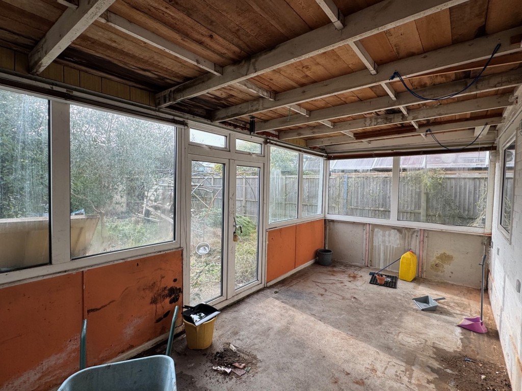Lot: 58 - DETACHED HOUSE FOR IMPROVEMENT - Conservatory (2)